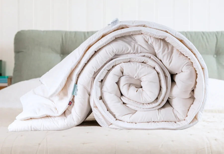 Pilote din puf vs pilote din microfibră: căldură, greutate, întreținere